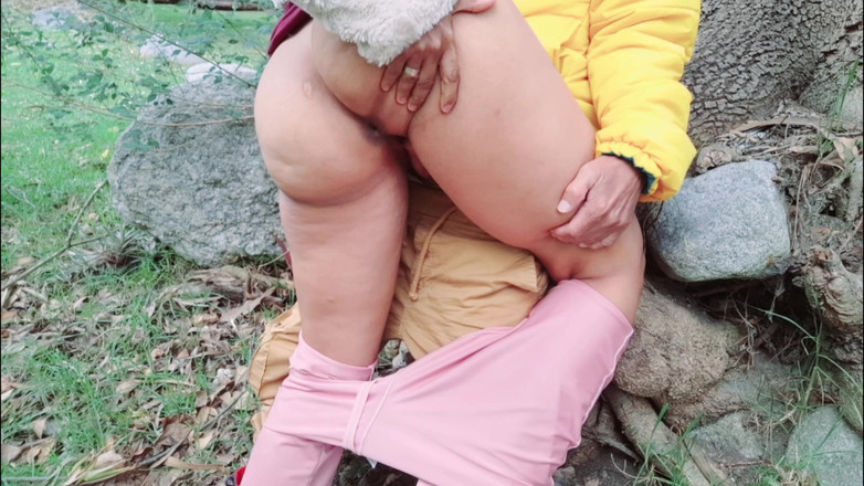 Lady: Prsatá milfka s velkým zadkem saje ptáka zvráceného starého muže...