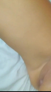Esposa infiel a casa de marido de fiesta encuentra chorreo de leche en su coño