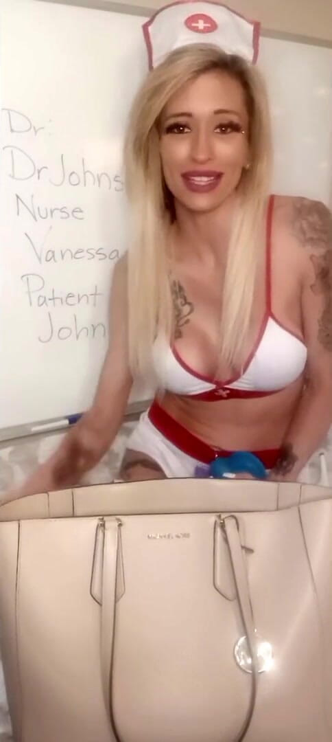 Porno angels: Секстинг медсестри Ванесса застукав лікар з великим членом.