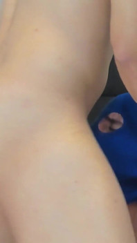 Slim twink suger den stora kuken på en stor colombiansk manlig str8