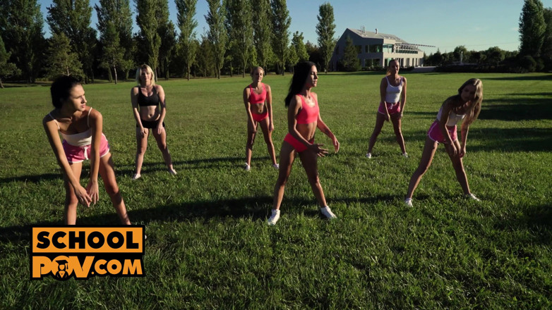 AcademyPOV: Itspov - kamsin Nikky Fox apne munh men viry ke lie...