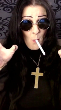 Mamă sexy în costum de Halloween Ozzy fumând