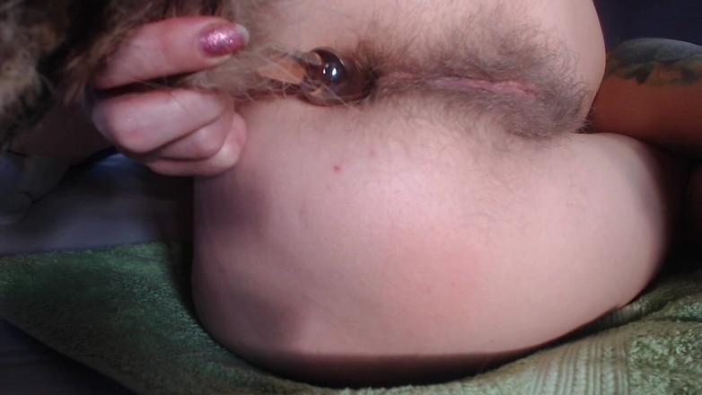 Risky Hairy Couple: Fată care se joacă cu coada ei păroasă