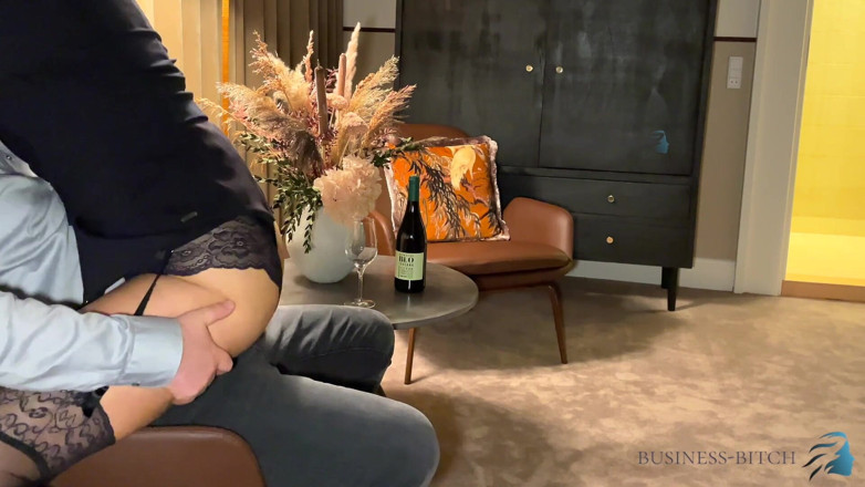 Business Bitch: Viagem de negócios sexo com secretária safada