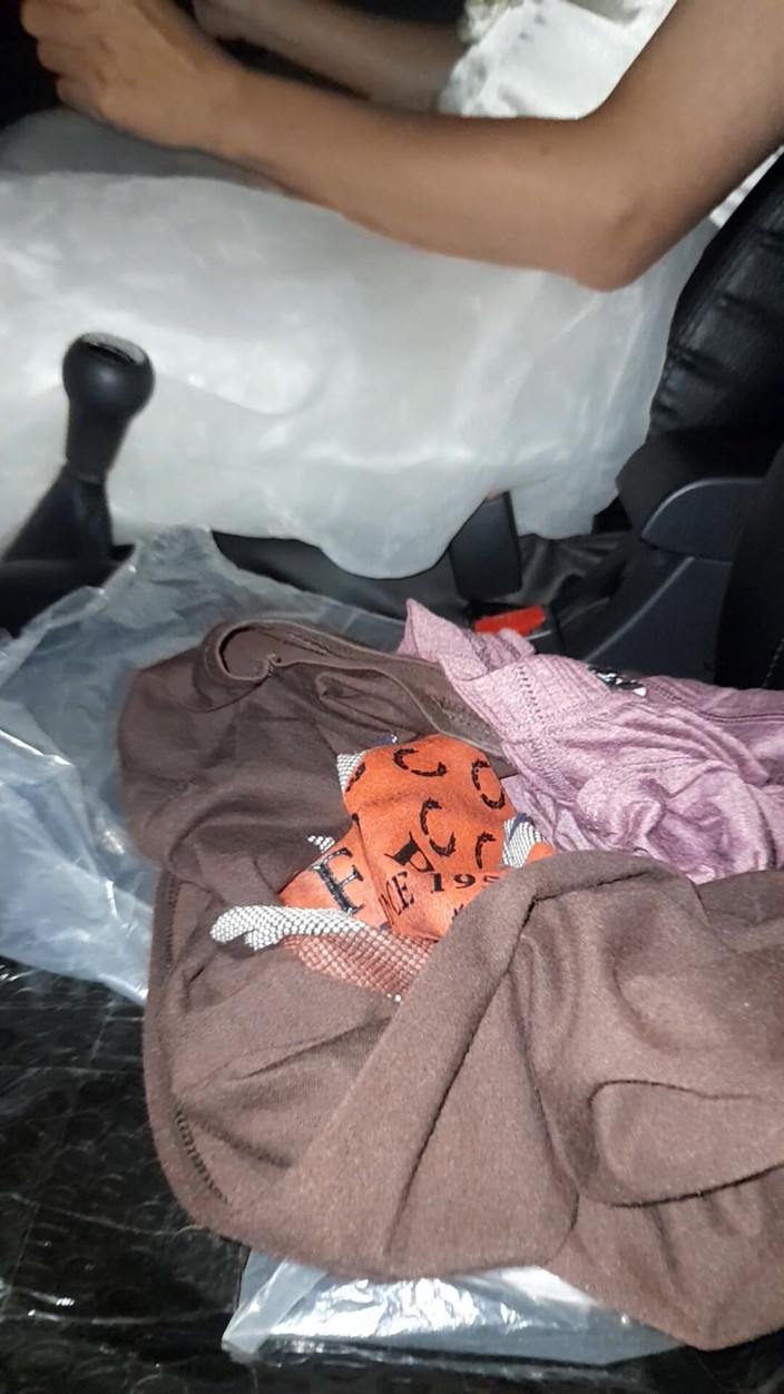Naomisinka: Travestiet met trouwjurk tijdens het rijden en klaarkomen in de...
