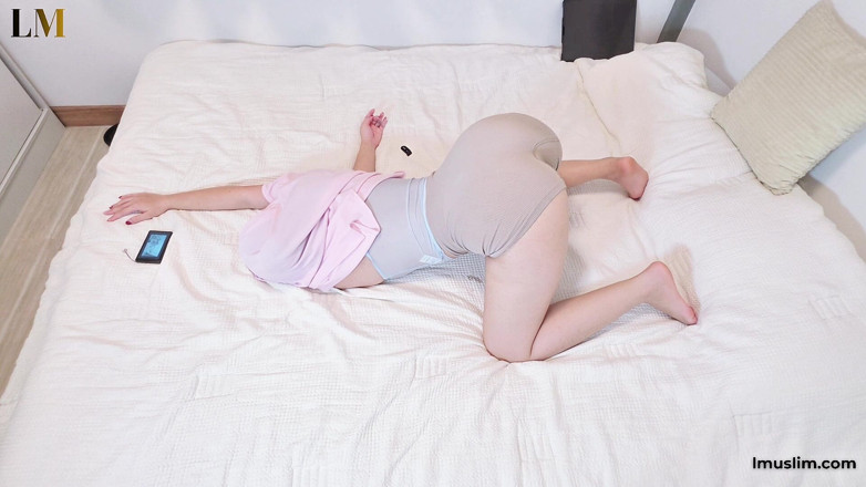 LittleMuslim: 視点:ヒジャブの女の子がヨガをしているのを見てください