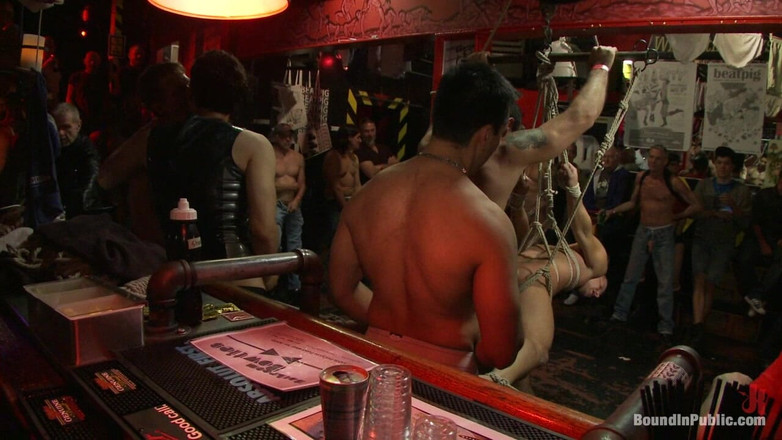 Bound in public: Uomini arrapati colpiscono un ragazzo che go-go al powerhouse bar