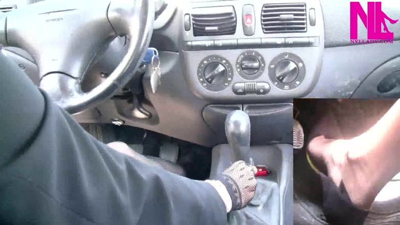 Nyllady: Sensuele traktatie van Shift Stick in zwarte pompen met sexy...