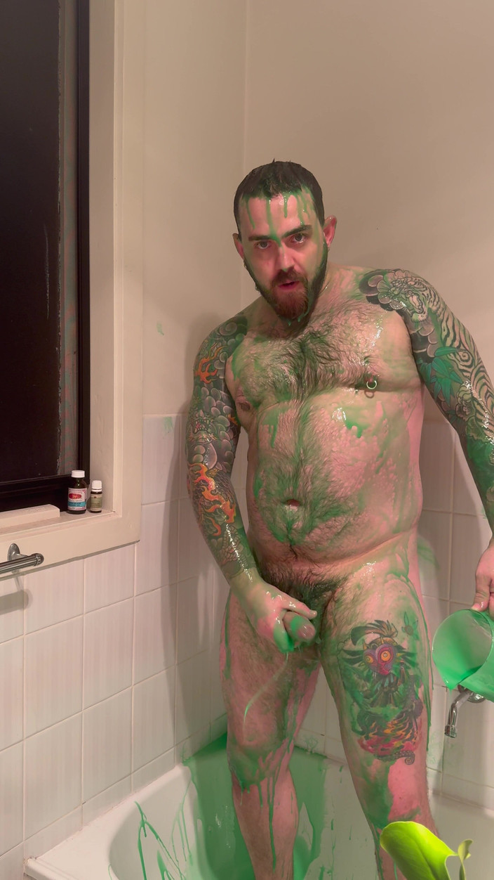 Keller Wolfe: ぽっちゃりしたクマがスライムで体を覆い、オナニーする