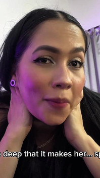Seorang istri hamil dengan perut buncit menaikkan penis suaminya untuk memuaskan keinginannya akan air mani