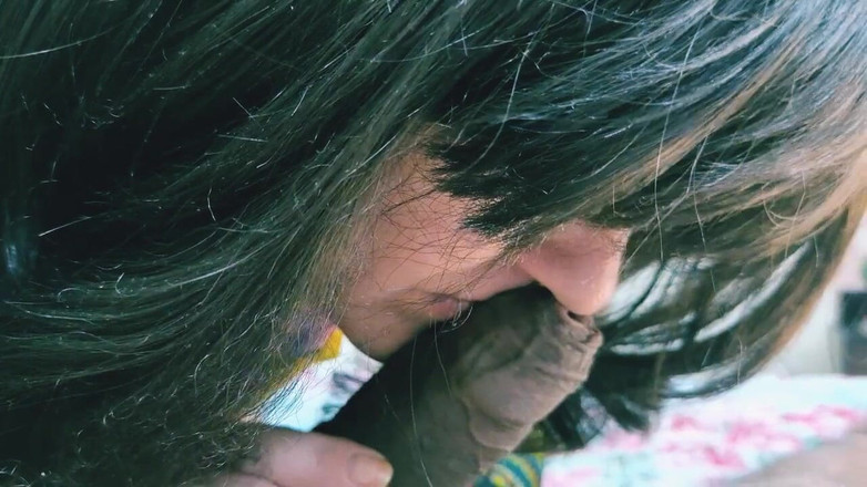 Bolly Karma: Aptal orta yaşlı seksi kadın kullanılmayı seviyor