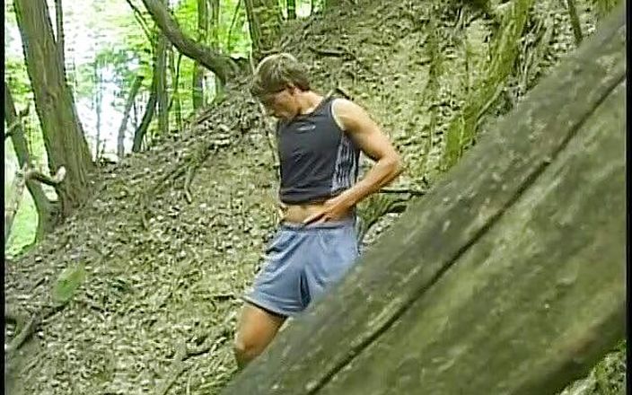 Boy Zone: Un garçon amateur se masturbe dans la forêt