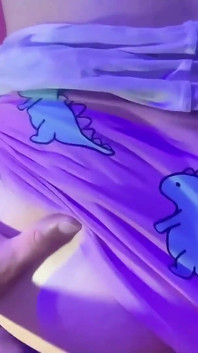 Transmeisje in pyjama zuigt de grote lul van haar stiefbroer en wordt geneukt