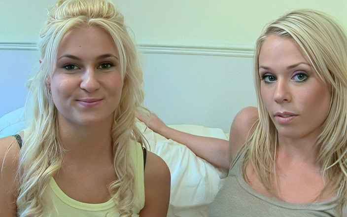 Naughty Noughties: Güzel İngiliz sarışın lezbiyenler parmak yalıyor