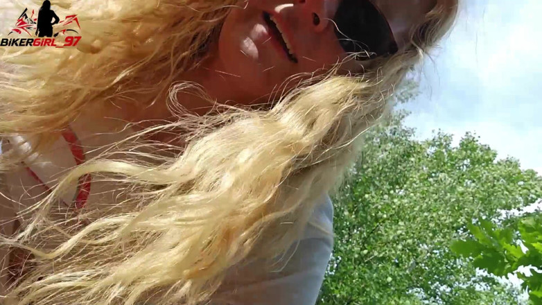 Bikergirl_97: Follada cachonda al aire libre en el campo con enorme...