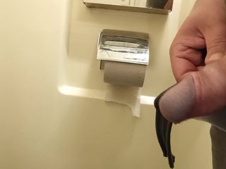 Kinky guy: Đi tiểu trong nhà vệ sinh công cộng bẩn thỉu...