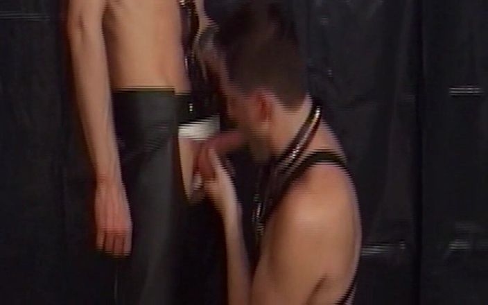 Just X Gays amateur porn: Кожа, похоть и контроль: свидание в клубе БДСМ толкает двух мужчин на их пределы