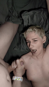 Réel, vidéo maison, robinet sexuel - une fille se fait baiser la chatte en faisant une pipe et un facial