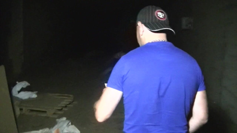 Sneaker gay: Schlampe im freien in turnschuh gefickt mit anal vollgespritzt