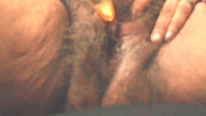 Haydee Rodriguez: Behaarte muschi trifft auf goldenen dildo