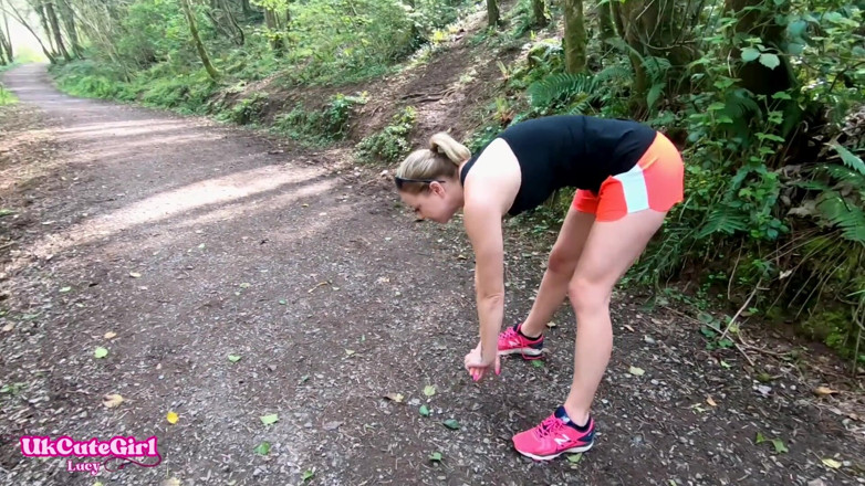 UKCuteGirl Lucy Lauren: I Had to Wee Outside While You Watched: Desperate Out...