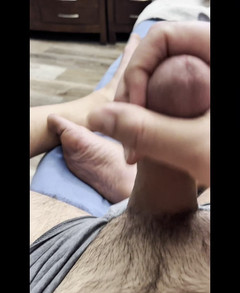VinoFino69: 在沙发上自慰以漂亮的精液结束，并把它放在我的脚趾上