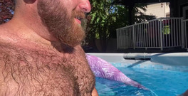 Huzzbearz: Letní čas u bazénu