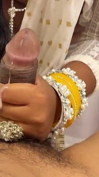 Une bhabhi desi excitée à gros cul supplie de jouir après s’être fait baiser comme une salope
