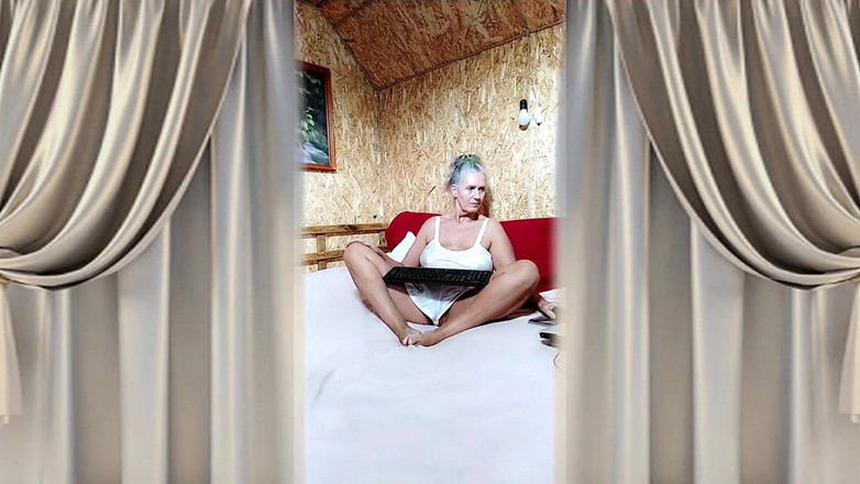 Lukerya: Gorąca gospodyni Lukerya w satynowej białej bieliźnie na dużym miękkim łóżku