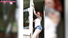 Katty Grray: Sexy holka uklízí balkon a předvádí sexy tělo