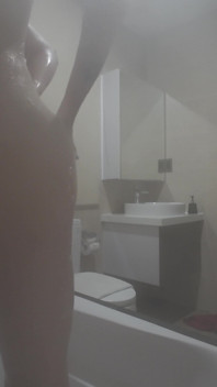 배다른 여동생 샤워를 보면서 두꺼운 자지를 가지고 노는 중