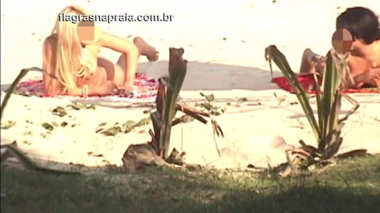 Amateurs videos: Wunderbare blondine und brünette nehmen nackt an einem strand der...