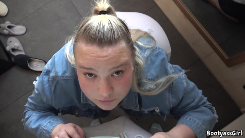 Bootyass Girl: Młoda pulchna dziewczyna ssie twardego kutasa, aż zostaje wytrysk