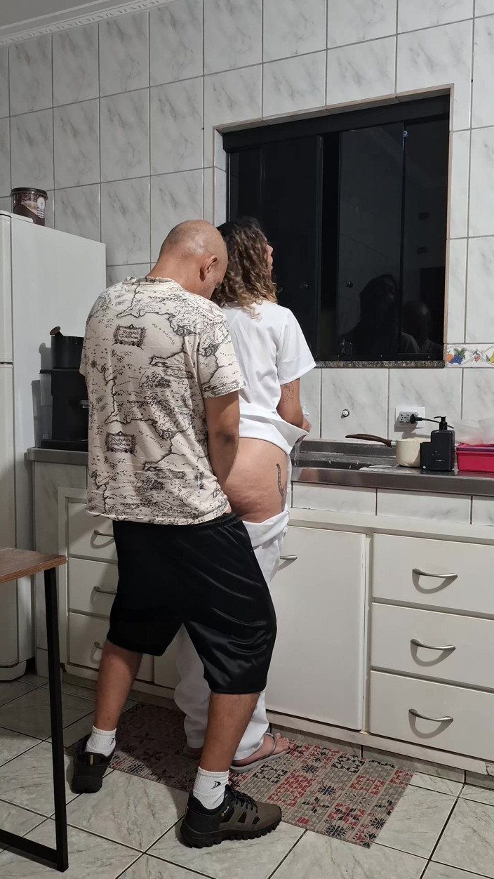 Victor SweetCoupleStories: A empregada foi fodida no cu na cozinha enquanto lavava...