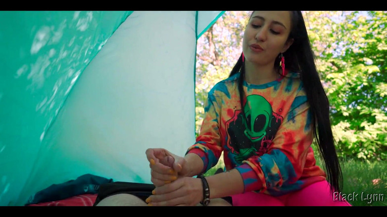 YSP Studio: Troia hippie mi ha strappato gratuitamente nella sua tenda