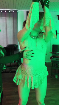 Pasangan lesbian dikuasai oleh Domina Dark