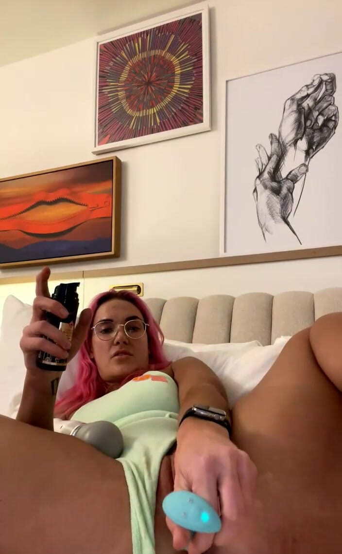 Siri Dahl: "Flux a commencé le 02/12/2022 à 05 :05. Je prépare mon cul pour ma...