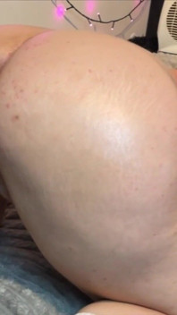 饥渴害羞的女孩在她的床上玩耍，为男人操她而呻吟