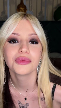 Vas a Querer Engañar a Tu Mujer Con Una Rubia Latina Atractiva Dispuesta a Hacer Cualquier Cosa Para Que Te Corras