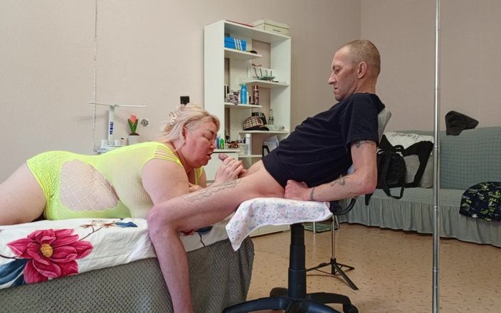 Zona901: Een vriend zuigt een grote portie heet sperma uit een...