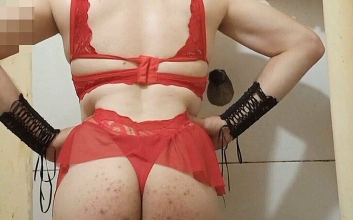Carol videos shorts: Mężczyzna w czerwonej seksownej bieliźnie