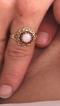 Seksi spinner amcığını parmaklıyor ve sert boşalıyor