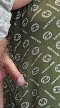 Ibu tiri nyepong dan ngocok kontol sampai crot di mulutnya