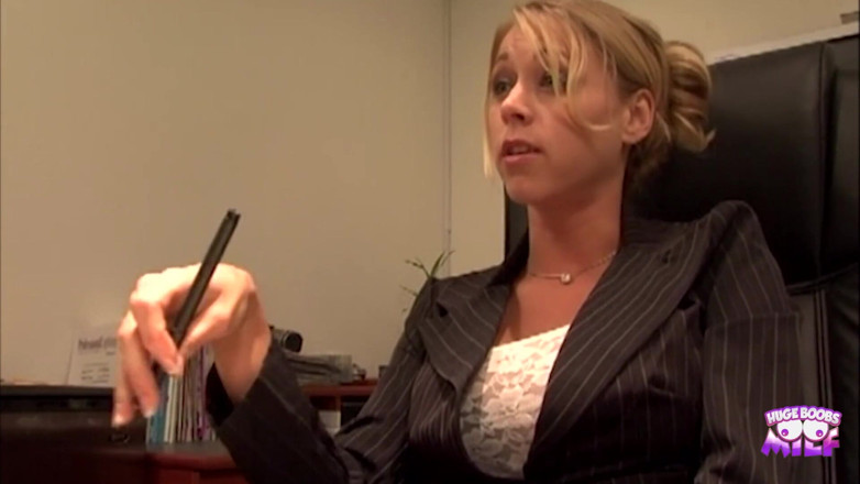 Huge Boobs MILF: Une blonde mince à gros nichons lèche le sperme d’une bite...