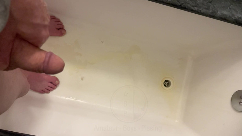 AmateurBoysPissing: Ragazzo Che Piscia, Con Primo Piano E Di Buona Qualità...