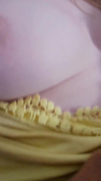 Toket dan pantat bahenol adik tiriku di balik celana dalam thong seksi ini
