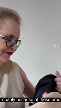 Blonďatá realitní agentka dostane od klienta, aby uzavřela dohodu