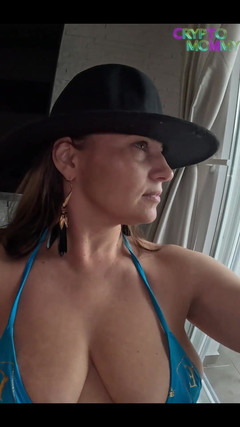 Crypto Mommy: Tillbringa varje dag med en cyberhora!