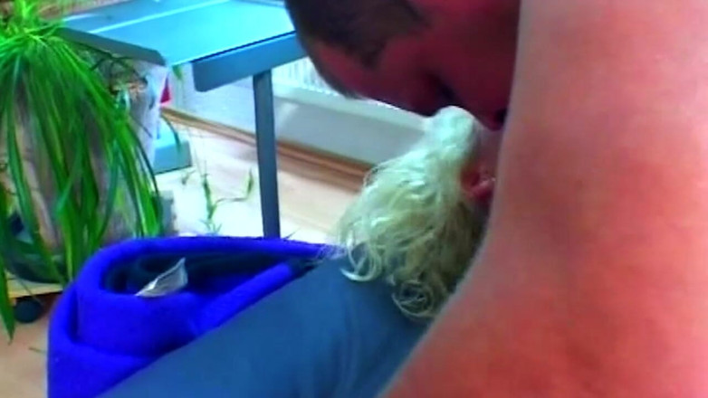 NAUGHTYPOLSKA: Blonďatá holka si prstí propíchnutou kundičku při sání ptáka