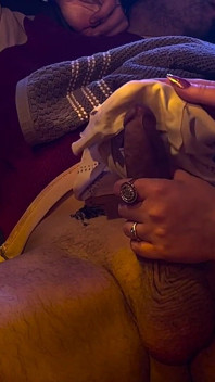 Pancutan Mani Pada Zakar, Kemudian Memberikan Handjob Yang Sempurna